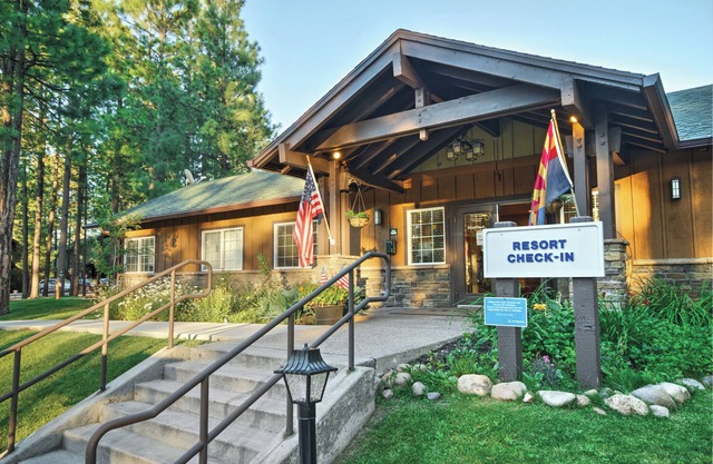 Family Friendly Condo w/Fireplace, Resort Pool, Full Kitchen & Balcony