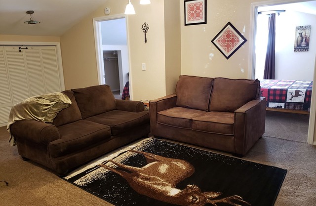 Family friendly! Cozy, quiet cabin in the Village of Cloudcroft
