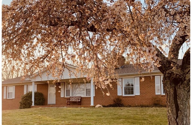 Family friendly Farm, Mnt sunsets, private, central to BR Parkway & much more!