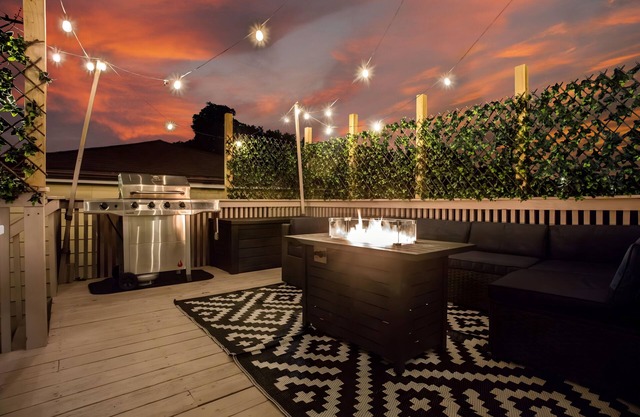 Family Friendly, Lovely 6 Bd Retreat w/Game Room, Back Deck & Bar