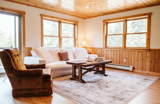 Family-friendly, Luxury Log Cabin Nestled in the Woods - 10 Mins to Sunday River