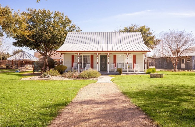 Family-Friendly Ranch House – Dog Friendly King Suite, Full Kitchen with Back Patio & Outdoor Space