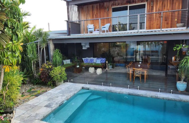 Family friendly retreat 5 minutes stroll to the beach!