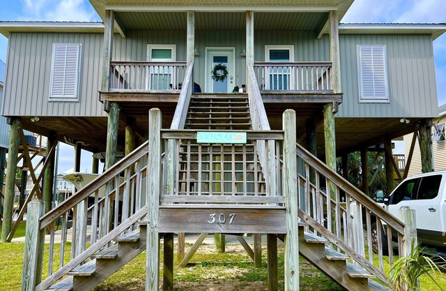 Family-friendly waterfront house in popular Royal Lagoons with dock/slips.