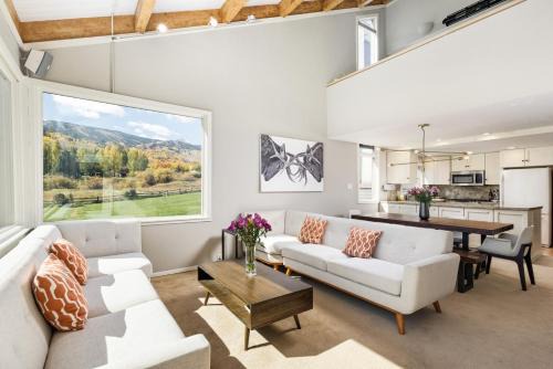Family friendly Snowmass retreat w. hot tub and pool. 5 minutes to resort