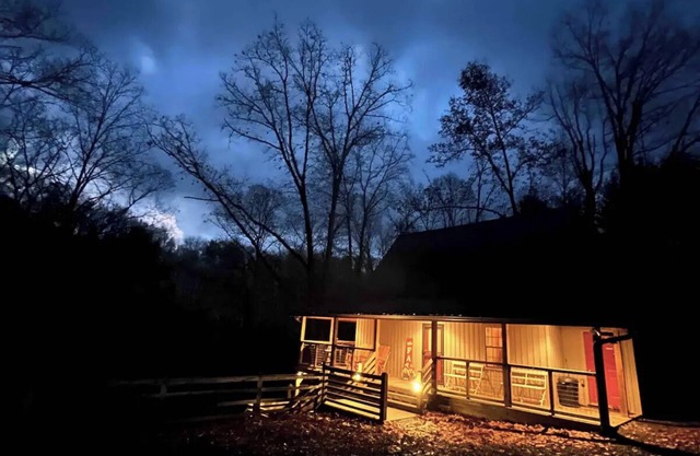 Family Friendly Riverfront Cabin 5 Mins to Downtown West Jefferson!