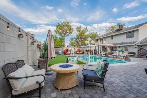 Family Fun 4-bedroom house House with Pool & Hot Tub & Game Room & Mini Golf in Chandler
