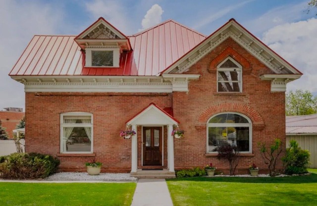 Family Getaway! Book this home w/3 bedrooms/8 beds near Park City!