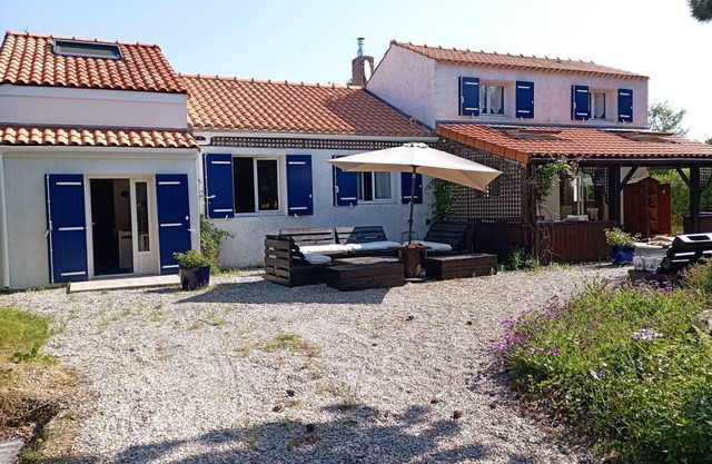 Family home 10/12 people heated pool, 5 bedrooms, pets welcome.