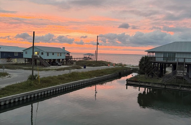 Family home~4 Bedroom~ WATER Front ~next 2 Beach & Bay~ Pet Friendly