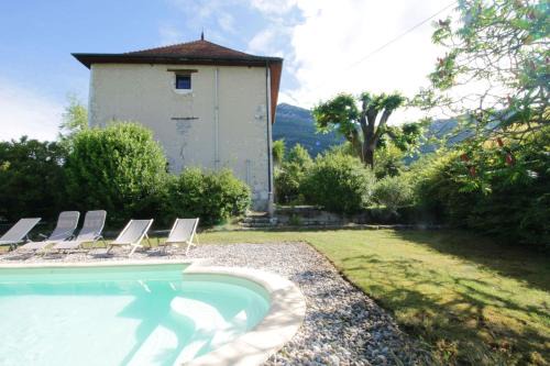 Family home peaceful setting and swimming pool!