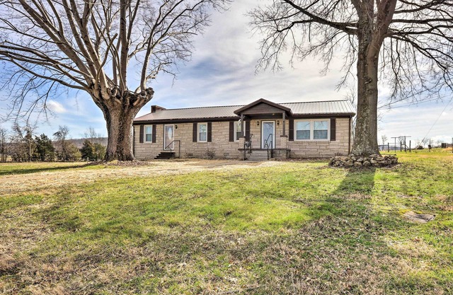 Family Home w/Deck, 2 Mi to Lake Cumberland
