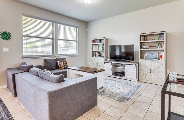Family Home w/Pool Access: 5 Mi to Downtown Buda!