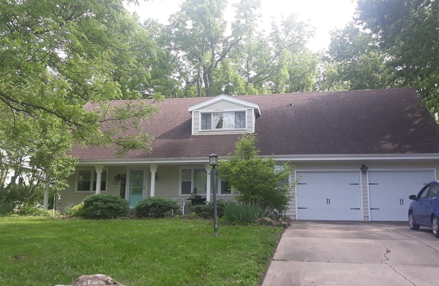 Family Home, walk to Downtown Overland Park!