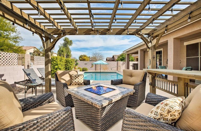 Family Home with Pool, BBQ and Fire Pit in Goodyear