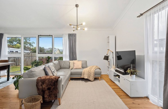 Family Home with Views - Kanahooka