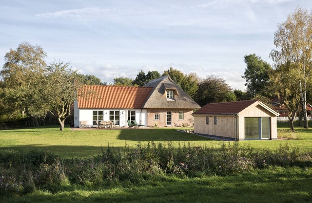 Family idyll under thatch with stove and sauna