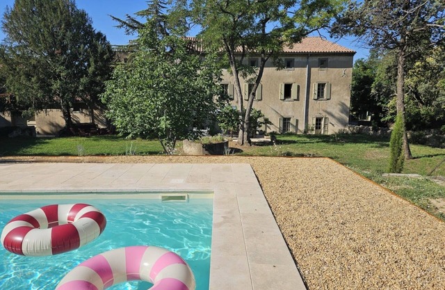 Family mansion with large swimming pool and air-conditionned bedrooms
