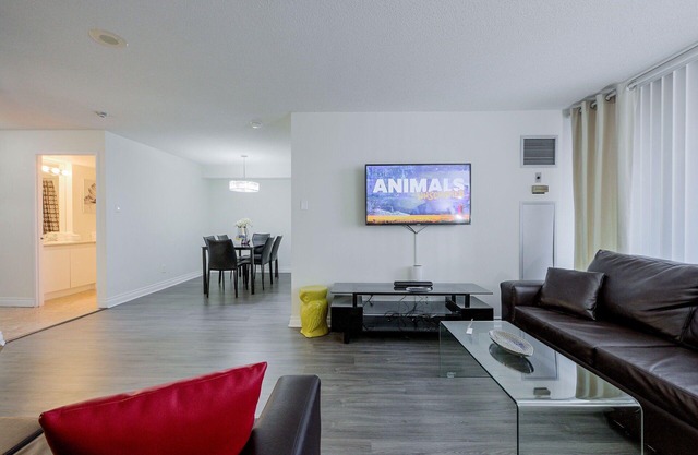 Family of 6 Bay St. 2Bedroom 2Bath Condo FREE Parking WALK to Sick Kids Hospital