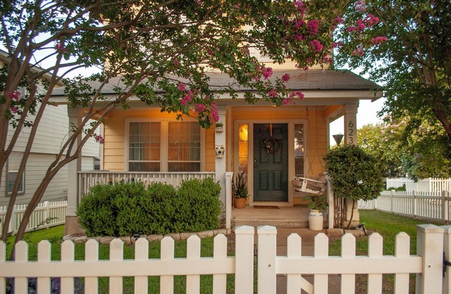 Family/Pet Friendly 3-bedroom Vintage Inspired house in Kyle