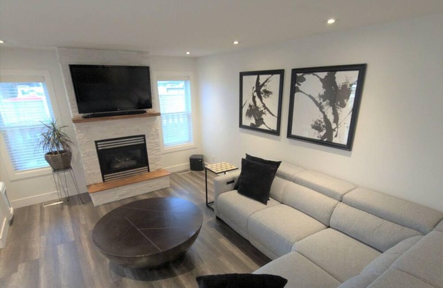Family Pool Home Enjoy Lake, Golf & Vineyards Near Airport and UBCO