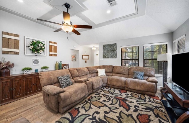 Family Retreat - Jetted Bathtub - Next to park with Pool, Tennis, & Playground!