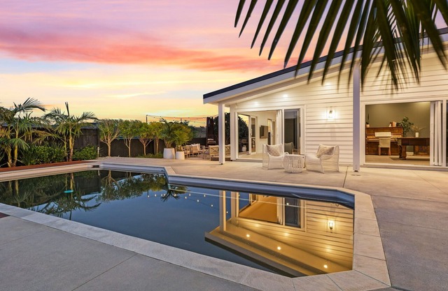 Family Retreat with pool, spa, pool table, pizza oven and fire!