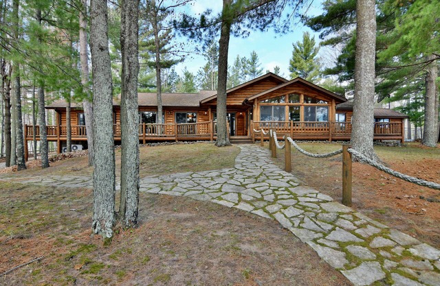 Family Retreat with Privacy and Comfort on Middle Eau Claire Lake. Fast WIFI!