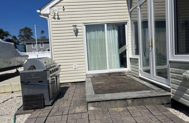 Family size Beach house located right on the lagoon