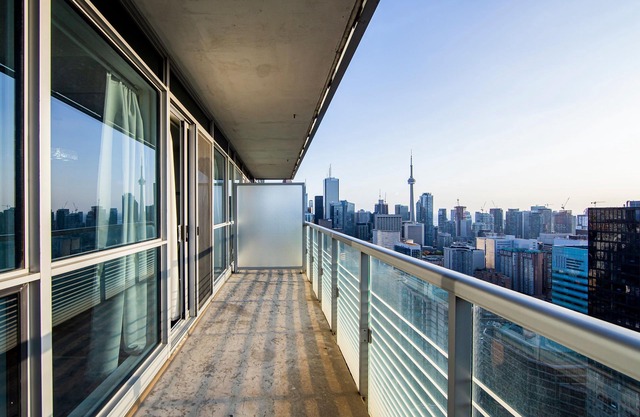 Family Size downtown Toronto condo (Sleeps 6) w. Balcony near Sick Kids Hospital