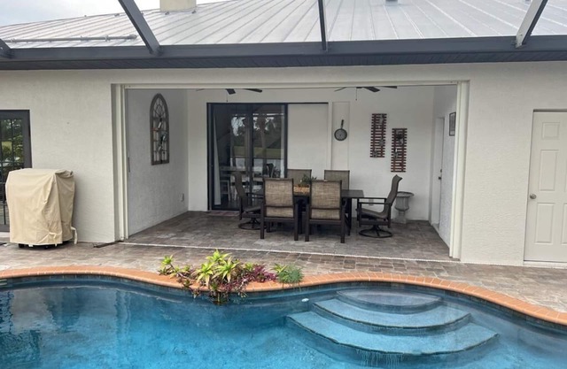 family size house lake view, with pool and pet friendly