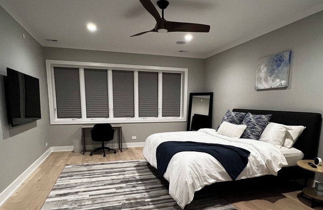 Family-sized 4 bedroom Oasis, 5 minutes from McCormick place and White Sox park