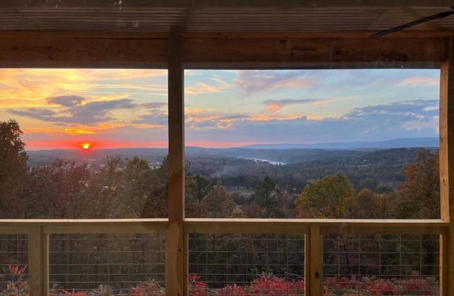 Family-sized cabin with an amazing view & firepit-
