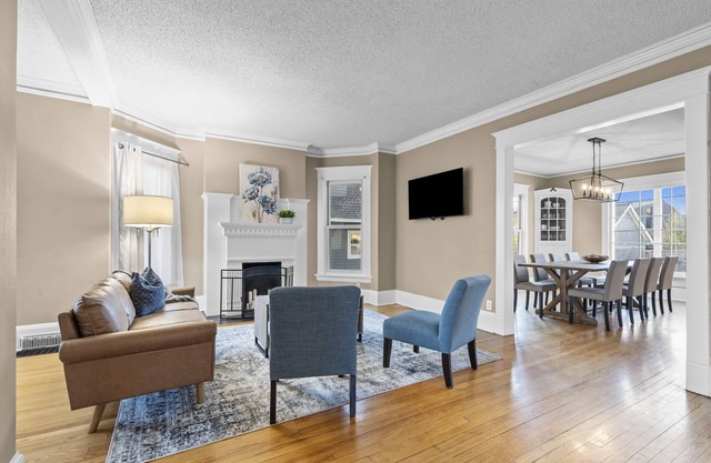 Family-sized Modern Historic Home Downtown Close to Everything