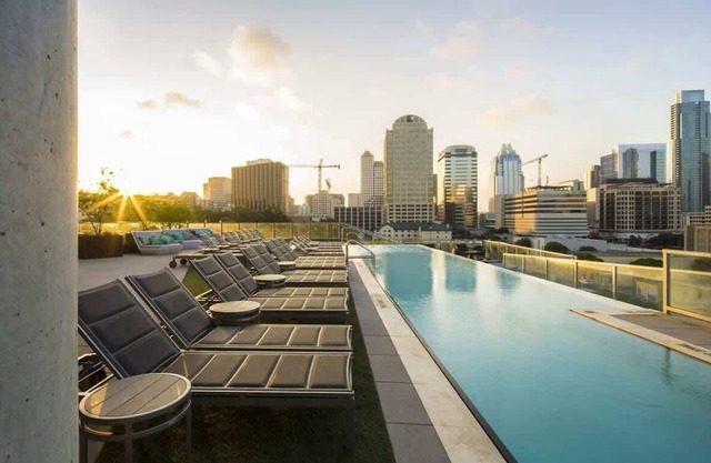 Fantastic 2-bedroom Austin Downtown. W/Pool