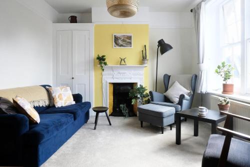 Fantastic 2BD Victorian Apt - 4 adults & 1 child