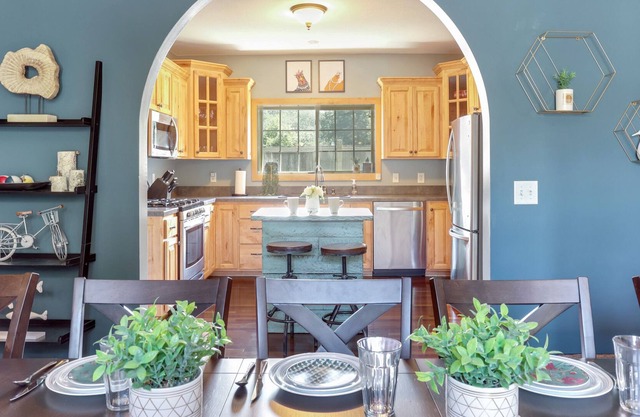 Fantastic 5-bedroom house, sleeps 12 comfortably, just 2 blocks to trailhead!