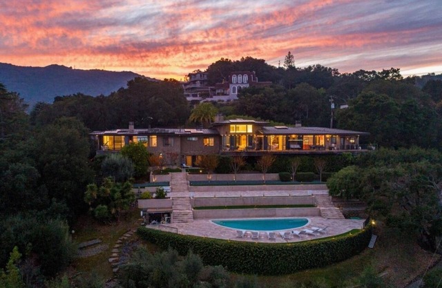 Fantastic 7-bedroom house with AC in Los Altos Hills
