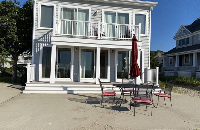 FANTASTIC BEACHFRONT HOUSE- BEAUTIFUL VIEW AND BEACH, COME ENJOY !