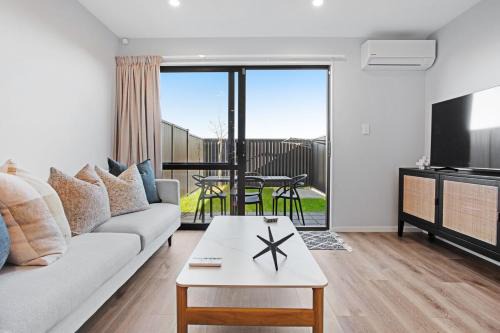 Fantastic Favona Style and Luxury 3 BR and 2 Bath