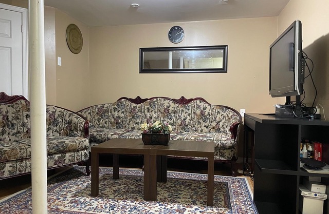 Fantastic Location - All amenities near by - 2 bed/1bath - fridge, full kitchen