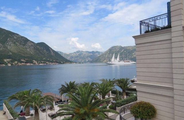 Fantastic Seaside Apartment in Dobrota for 7 people with fantastic view