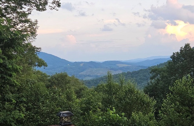 Fantastic Views, Custom 5 BR Home, 5 min to Town, Shopping, Dining, Hiking, More