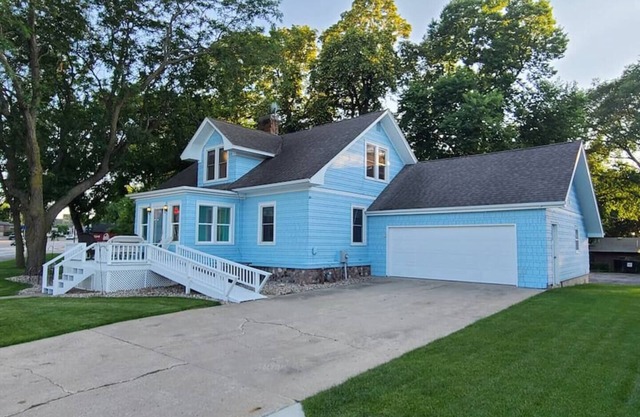 Fantastic Yard and Fun Location In Arnolds Park. Walk to Everything!