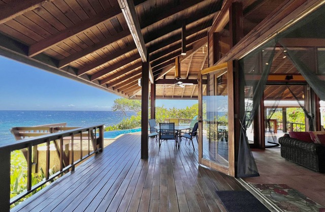 Far Tortuga @ First Bight, Roatan
