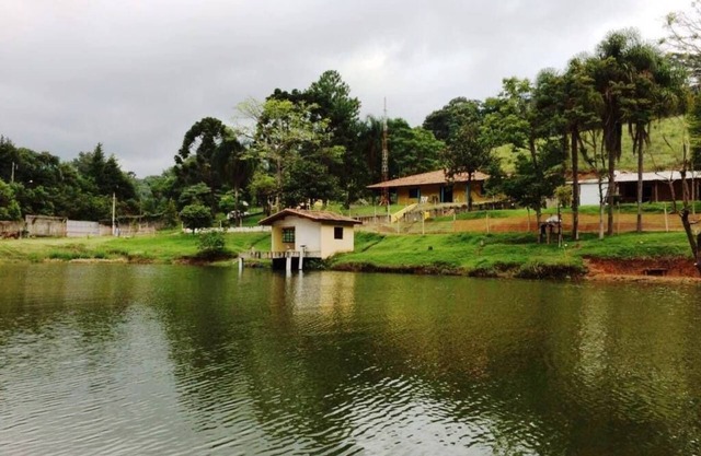 FARM HOUSE WITH 5 SUITES AND LAKE FOR SPORT FISHING