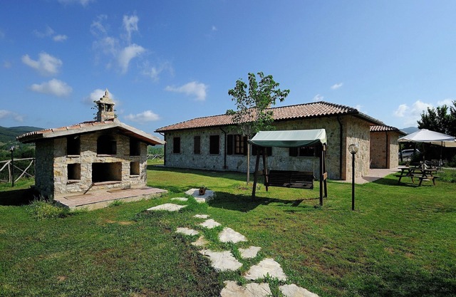Farmhouse near Lake Trasimeno with Pool