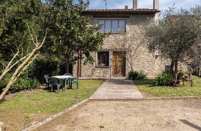 Farmhouse 'Agriturismo Il Ponte - Frantoio' with Mountain View, Private Garden and Wi-Fi
