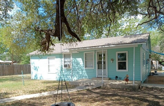 Farmhouse cottage with spacious yard and grilling area.