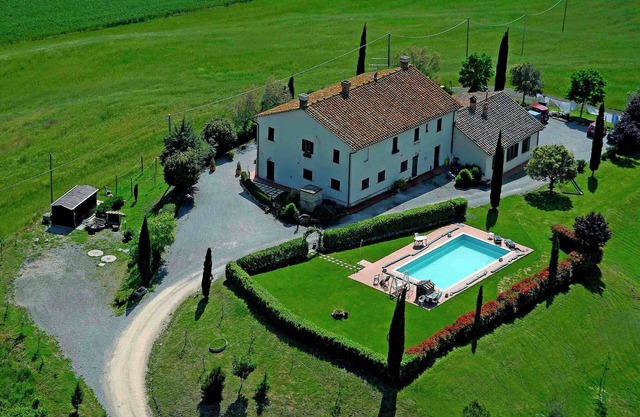 Farmhouse in Pienza with Pool and Views